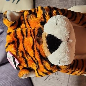 KIDS NEW TIGER FASHION HAT ONE SIZE. THE HAT INSULATED. FOR WARMTH AND COMFY.